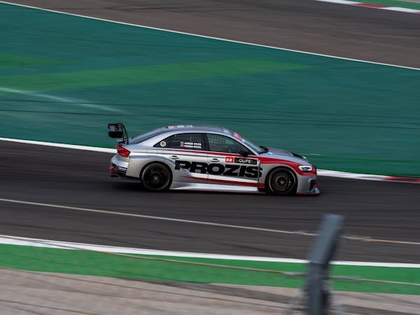 Lettrage de véhicule : transformez votre identité sur la route !